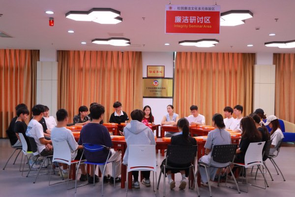 图书馆联合繁星电影协会举办“观红色革